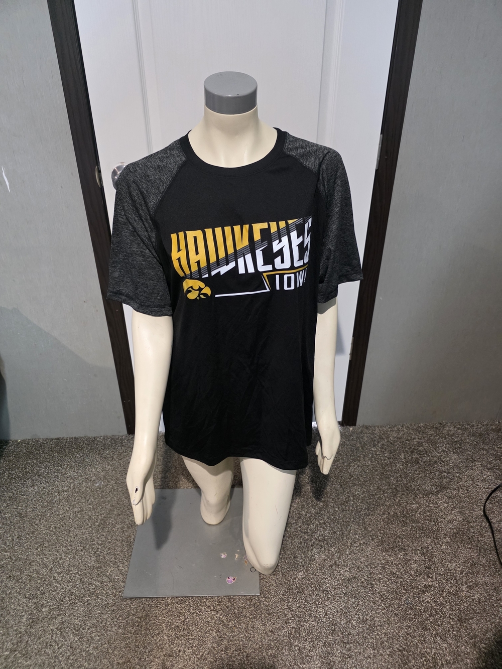 Pro Edge Iowa Hawkeyes Black and Gray Short Sleeve Crew Tee